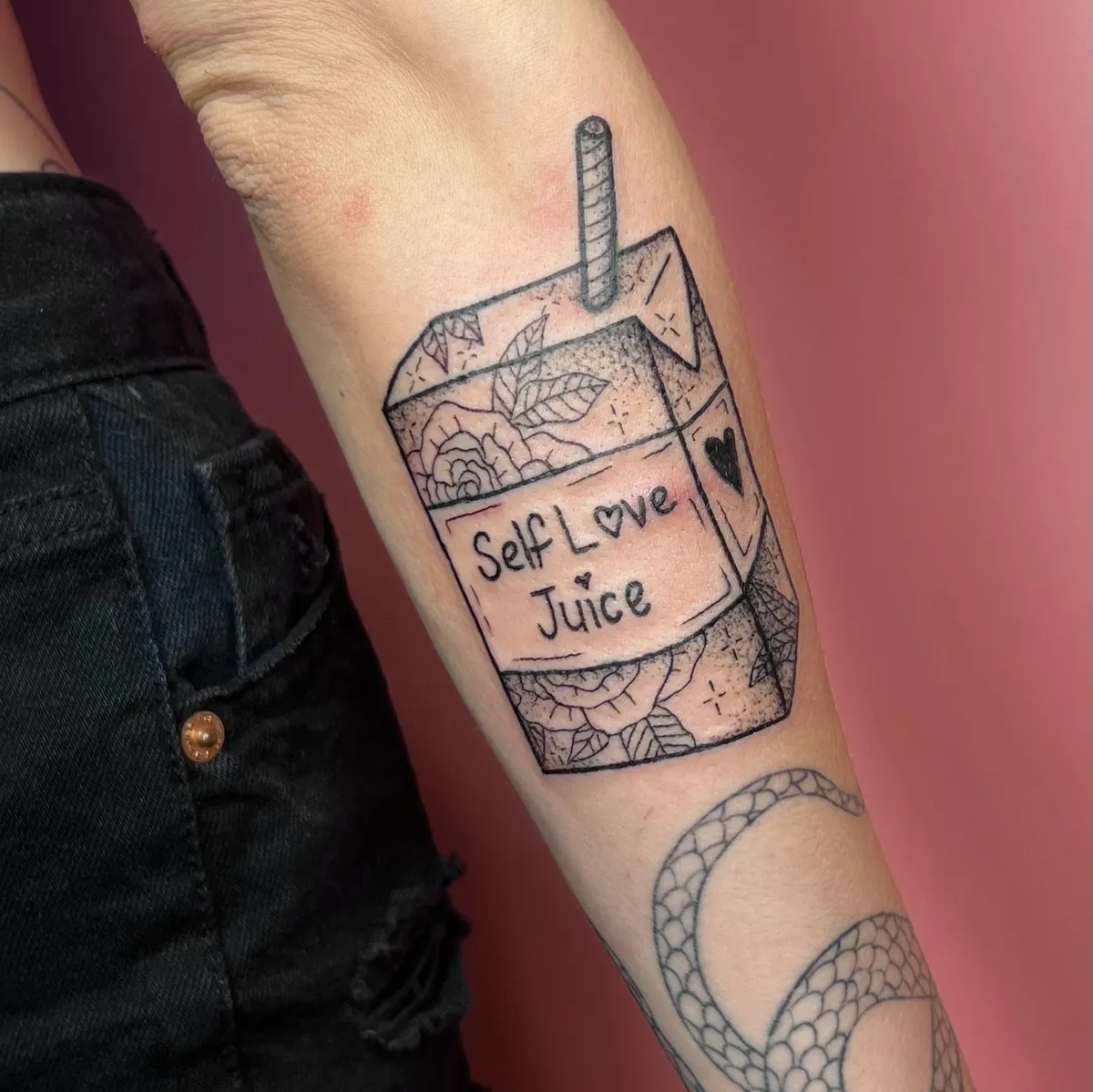 candy_ragequit_tattoo_zürich_027.webp - Image of Candy, Artist at Ragequit Tattoo Piercing Zurich