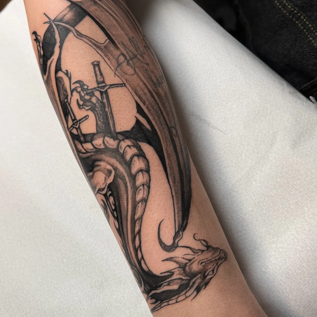 eileen_ragequit_tattoo_zürich_019.webp - Image of Eileen, Artist at Ragequit Tattoo Piercing Zurich